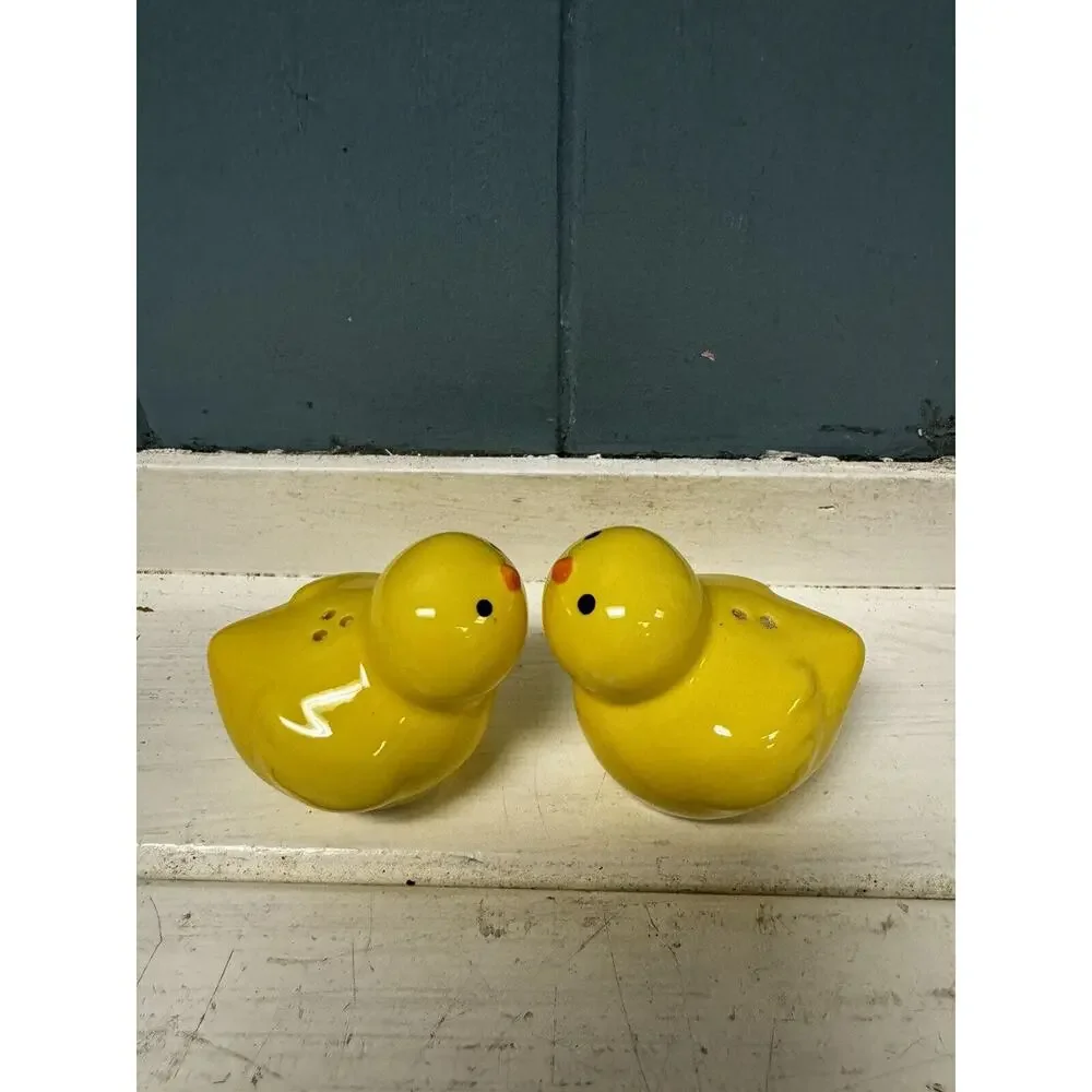 Chicky Chick Salt Pepper Shakers Kitsch Yellow Kitchen 2 1/2